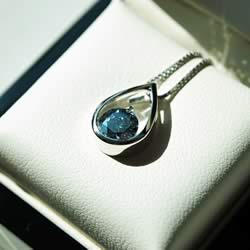 Collana a forma di goccia con diamante