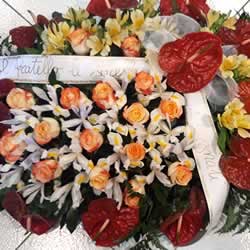 Cuscino con base di rose e altri fiori in base alla stagionalità € 90,00 <br/><a class='link-form' href='form_info-fiori.php?ID_prod=Cuscino base rose arancioni&source=invio-fiori-per-funerale'>ORDINA ORA!