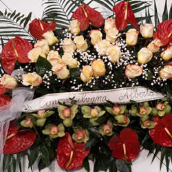 Cuscino con base di rose e altri fiori in base alla stagionalità € 90,00 <br/><a class='link-form' href='form_info-fiori.php?ID_prod=Cuscino base rose gialle&source=invio-fiori-per-funerale'>ORDINA ORA!